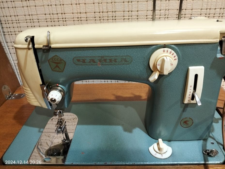 Швейная машина Чайка,тумбочка.