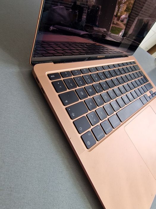 Продам MacBook Air a2337 M1/8/256