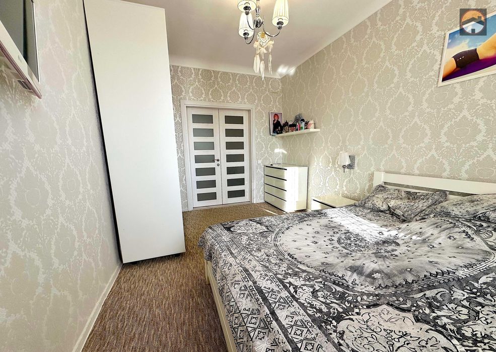 Продається 2-х кімнатна сталінка в Центрі  "Будинок зі Шпилем"