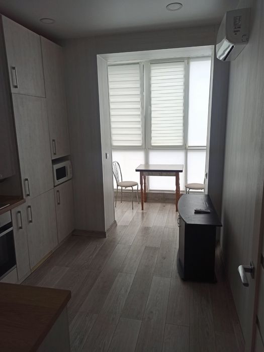 Однокімнатна з хорошим ремонтом, газове опалення, поруч парк Мама