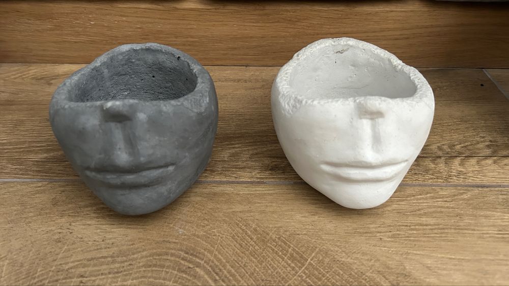 2 małe betonowe doniczki
