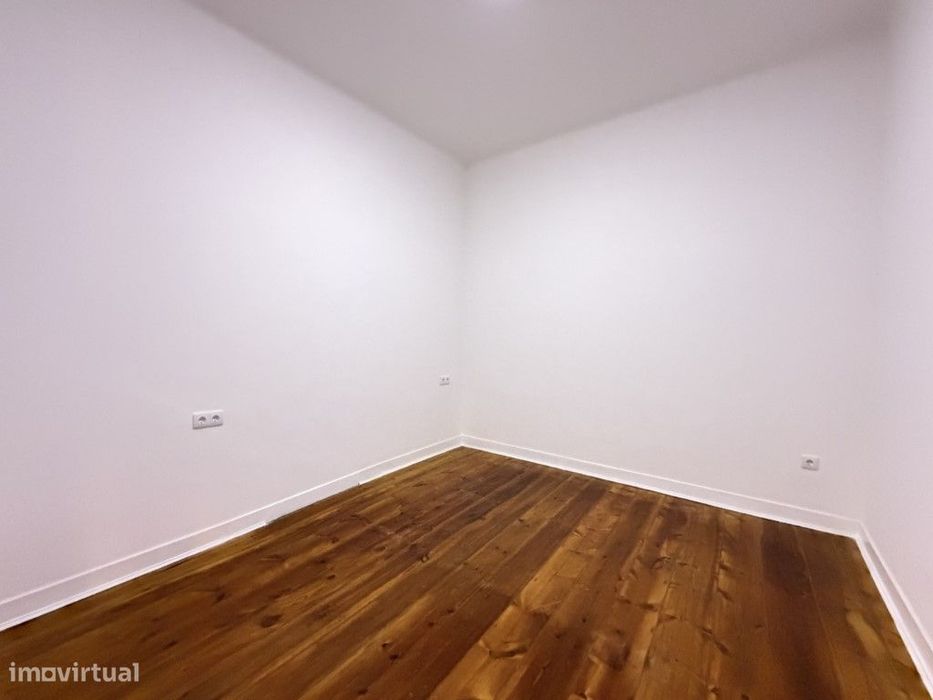 Venda de Apartamento com 7 assoalhadas na Avenida Almirante Reis