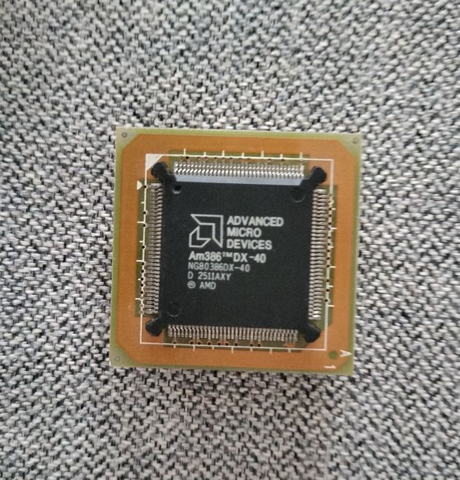 Lote CPUs Cerâmicos Vintage Intel AMD Cyrix + EPROM + Zilog Z8530 |