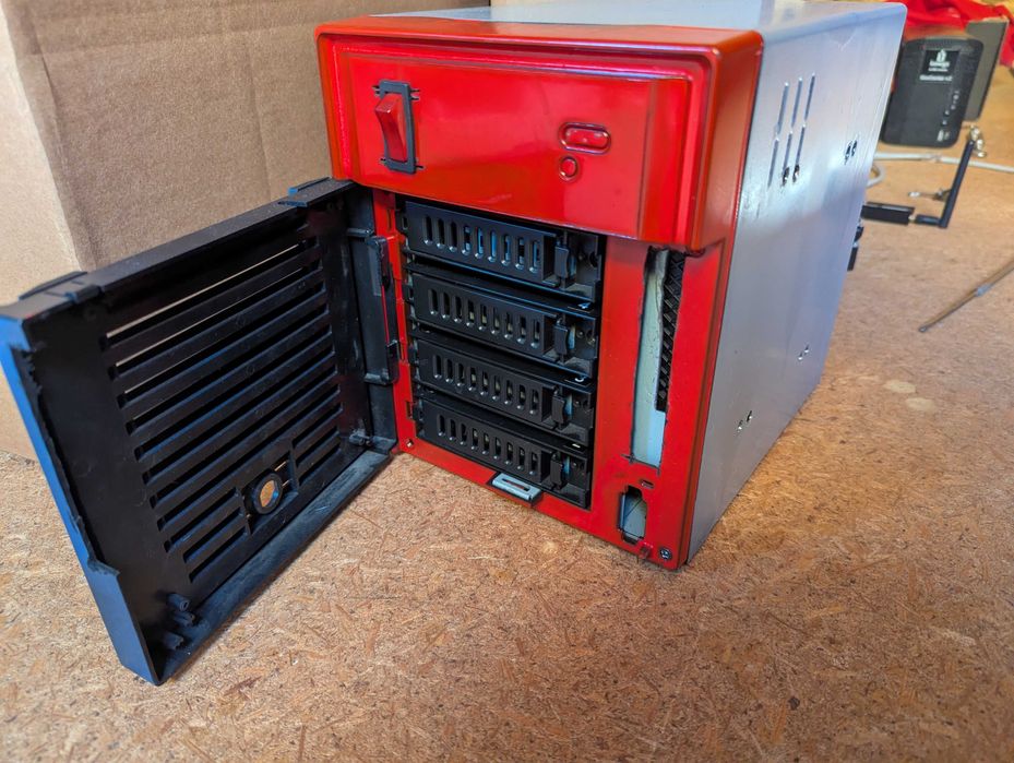 Customowy serwer NAS 4-dyskowy