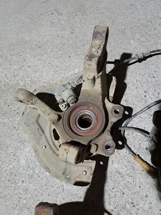 Поворотний кулак з ступицею Opel Vectra B 1995-2001 цапфа ступиця