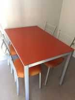 Conjunto Mesa de Vidro temperado + 4 cadeiras modernas – usada