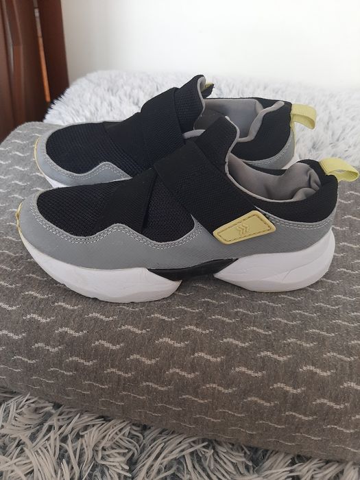 Кросівки на хлопчика або дівчинки.