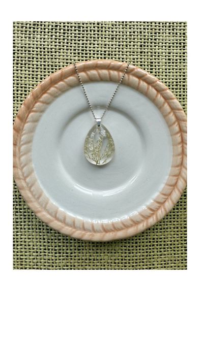 Zawieszka „brindille fleur blanche” biżuteria handmade żywica srebro