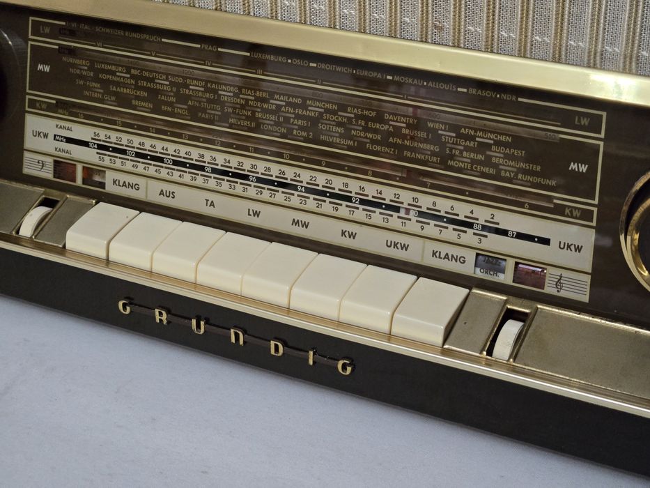 Rádio antigo reparado Grundig