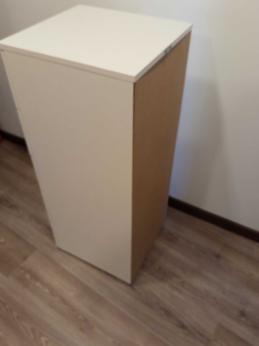 Móvel vertical com 5 gavetas