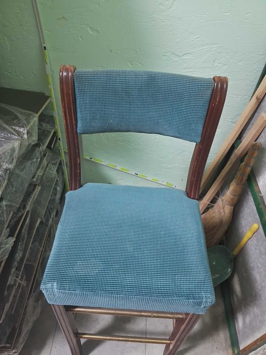 Стулья, стільці мякі барні