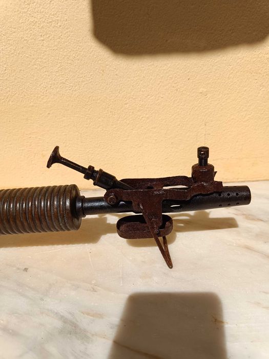 Ferro de soldar a petróleo e berbequim antigos