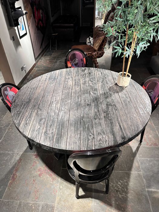 Mesa redonda com cadeiras — 250€