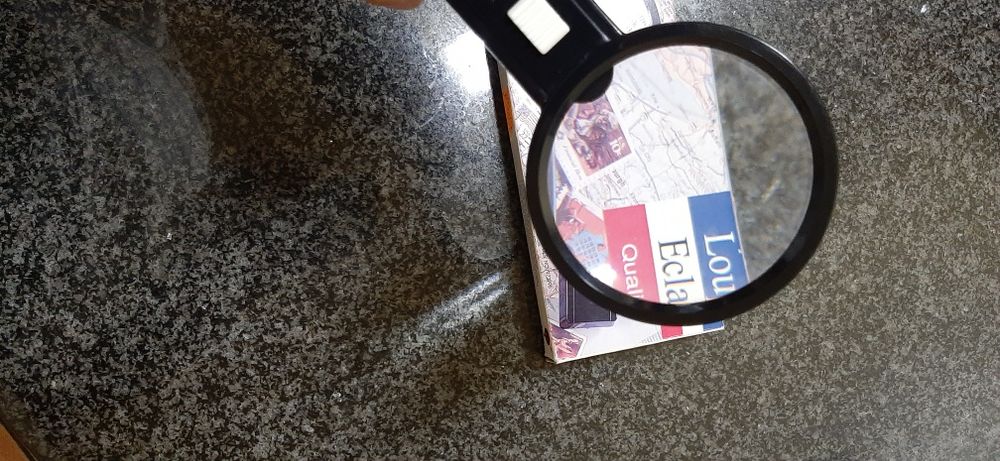 Lupa de vidro com luz mais uma de bolso