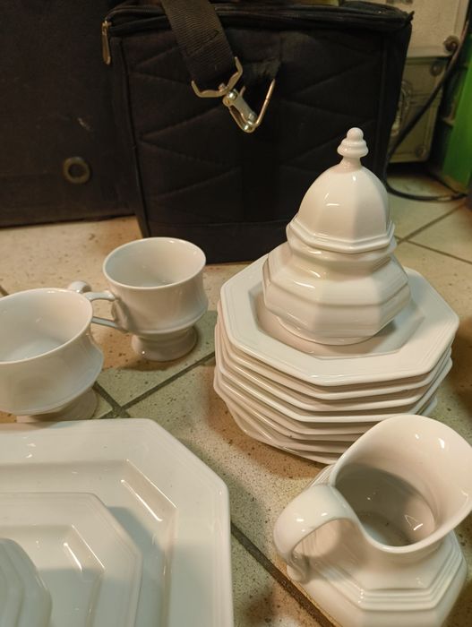 Zestaw z białej  porcelany obiadowy