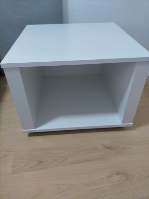 Vendo cama de solteiro mais mesinha