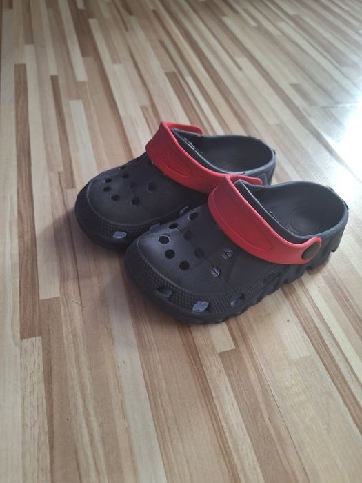 Klapki crocs, chlopiece