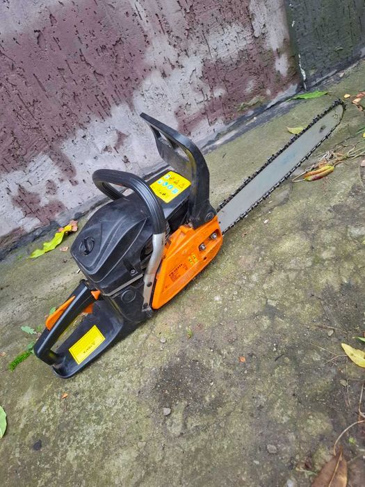 бензопила на хорошем ходу