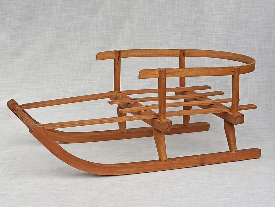 Małe drewnianiane sanki, dekoracja