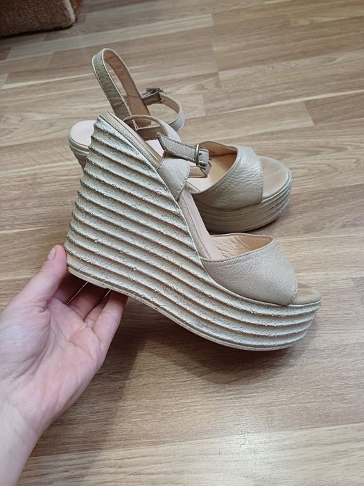 Босоніжки на танкетці