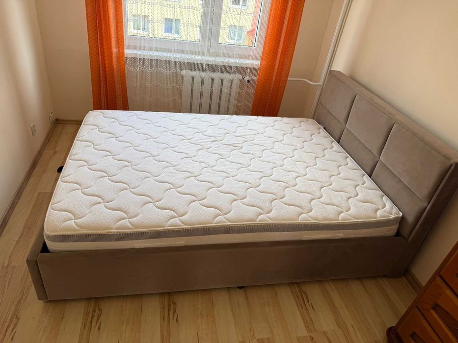 Łoże tapicerowane z materacem i pojemnikiem 140x200