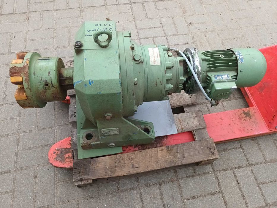 Motoreduktor przekładnia  1,1kw 2 ob/min  oś 90mm