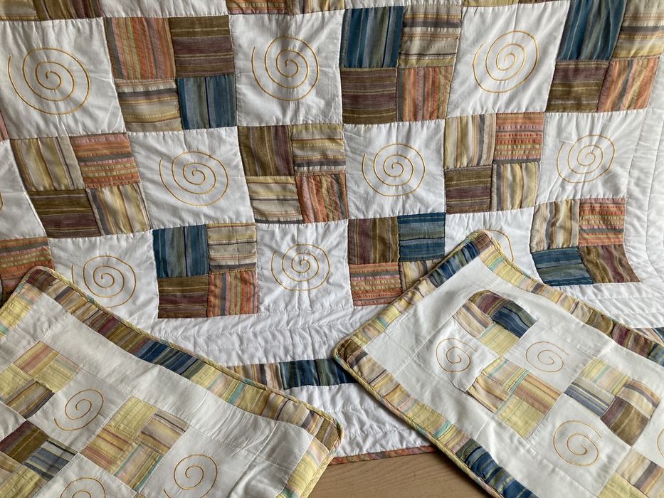Narzuta patchwork z dwoma poszewkami na poduszkami