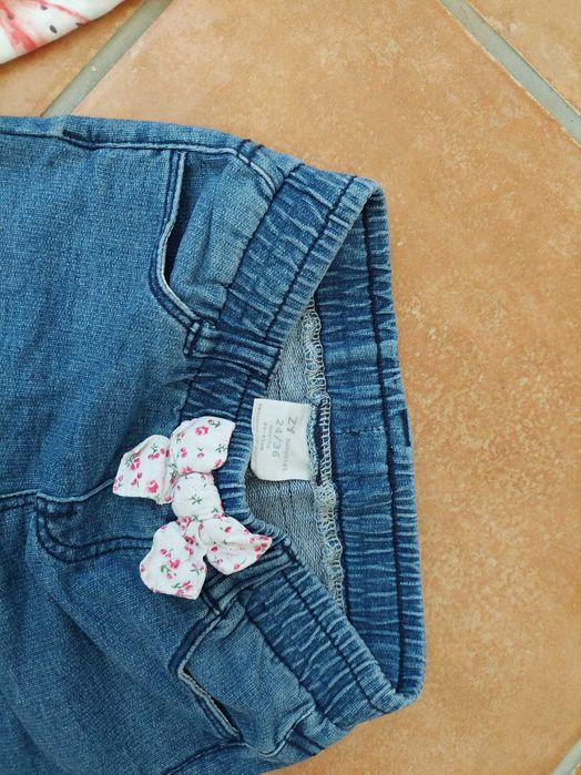 Várias peças de roupa de menina entre os 12 e os 36 meses