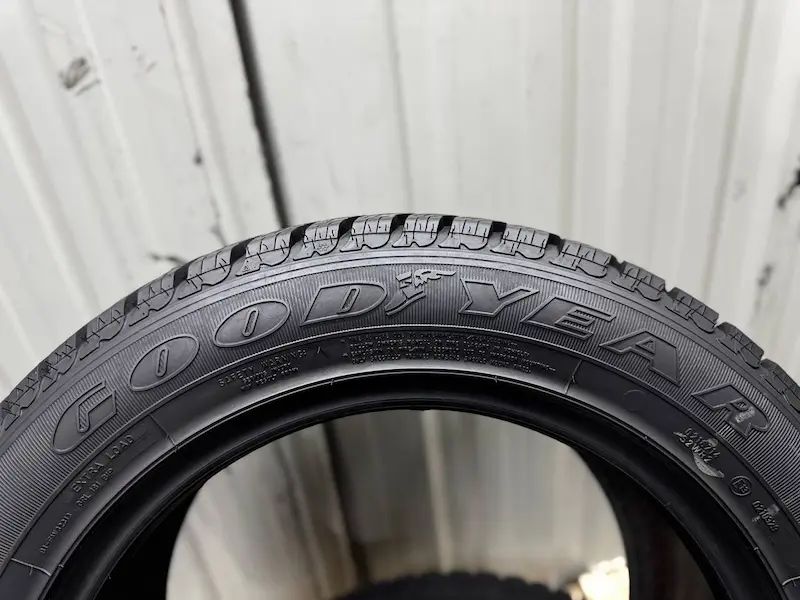 Шини бу 235 55 R17 Goodyear UltraGrip Wrangler