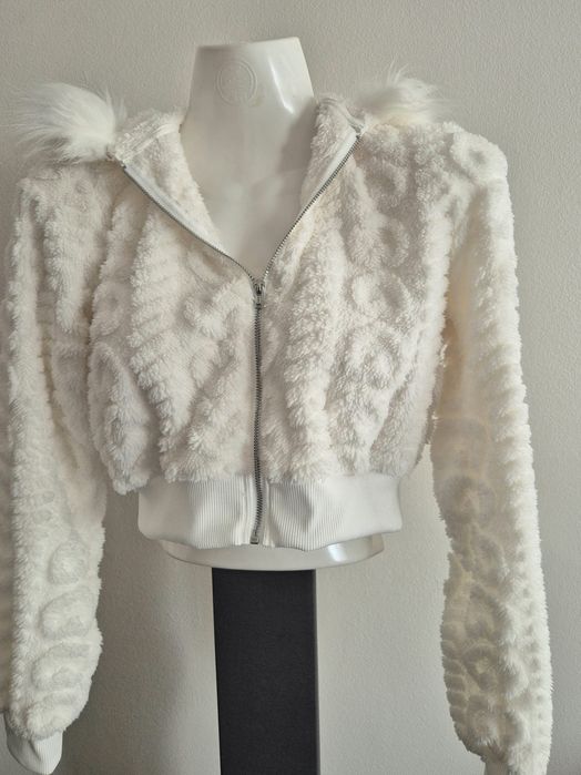 Casaco Crop Fofinho Branco com Capuz

Com pelinho, é quente
Super fofo