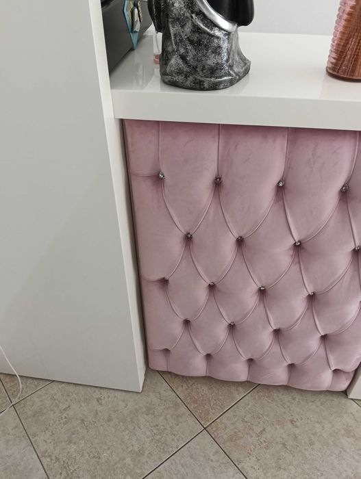 Balcão de recepção e mesa de estética