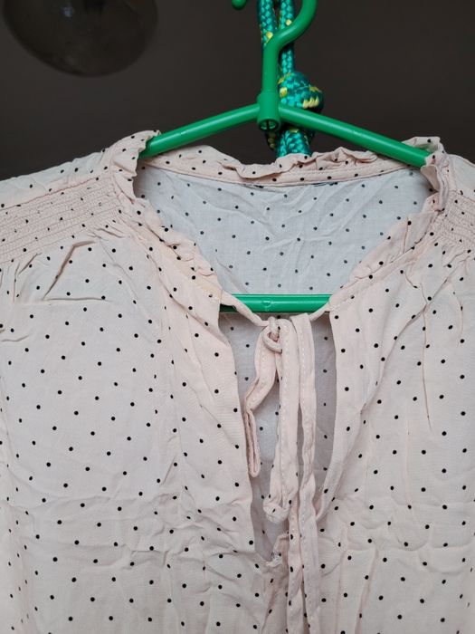 Różowa koszula w czarne kropki