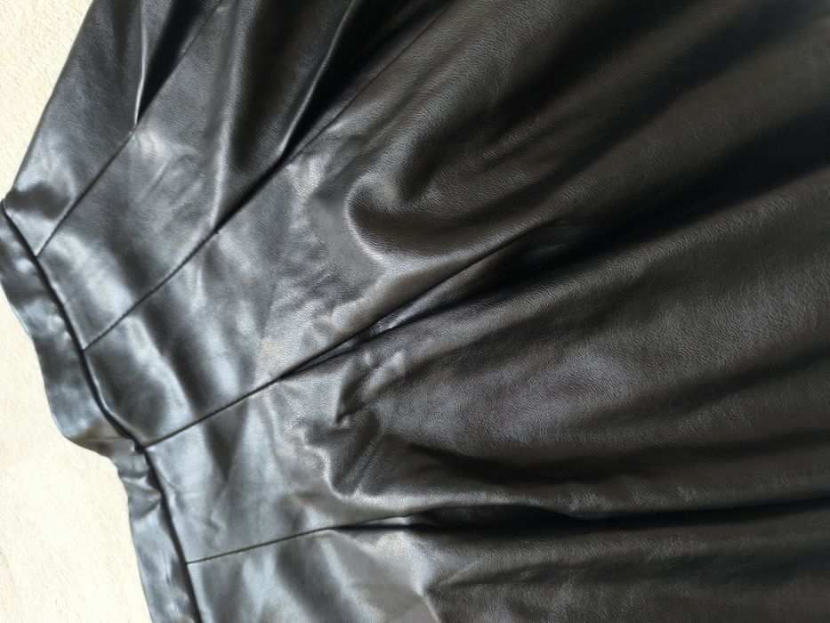 Czarna skórzana spódnica Pull&Bear • S • rozkloszowana • mini