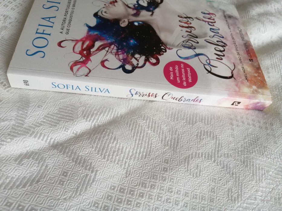 Livro Sorrisos Quebrados de Sofia Silva
