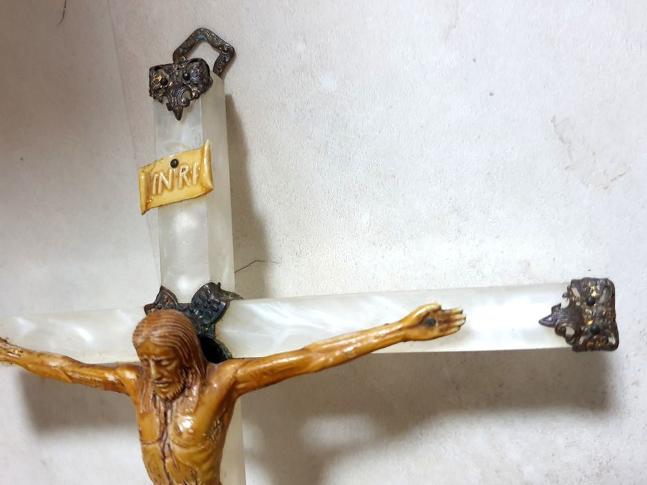 Antigo crucifixo com Cristo em celuloíde  e cruz cor madrepérola