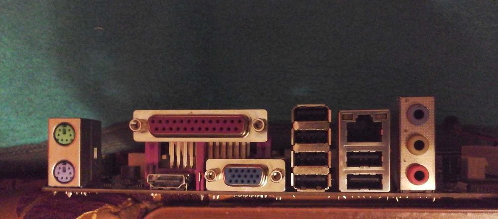 Материнка ECS H61H2-M6 c процесором Intel.