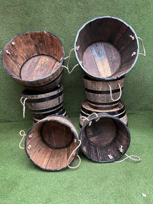 Celhas antigas em madeira, floreiras