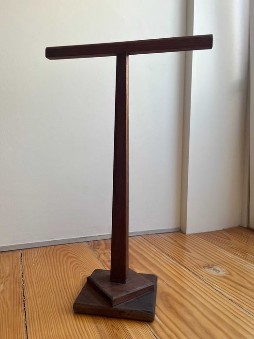 Chapéus organizados com estilo – expositor em madeira