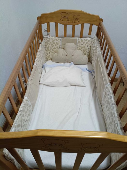 Cama de bebé com colchão e proteção lateral, com muito pouco uso