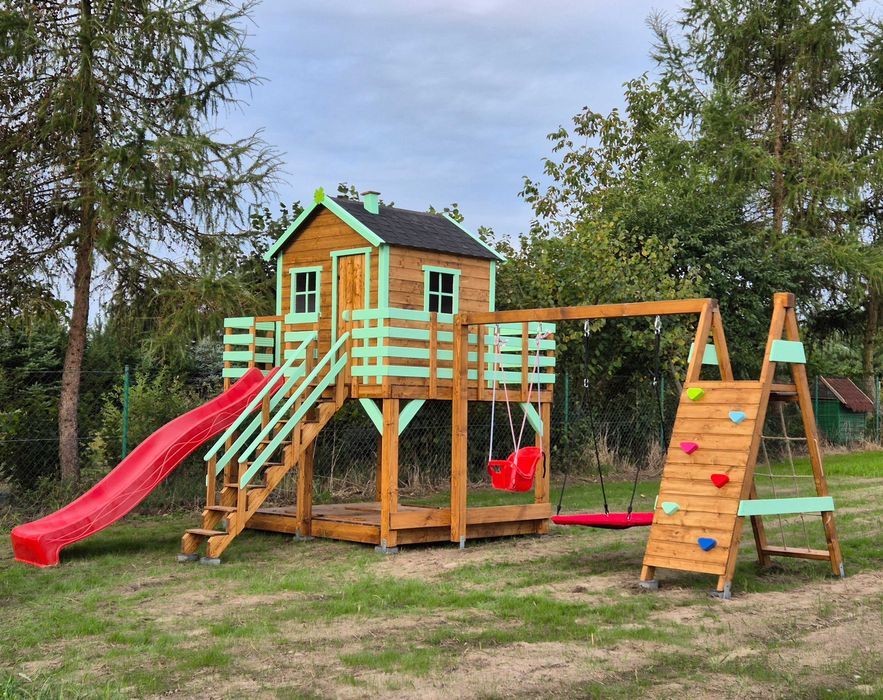 Plac zabaw Domek na powiększonym podeście z huśtawkami i ścianką wsp.