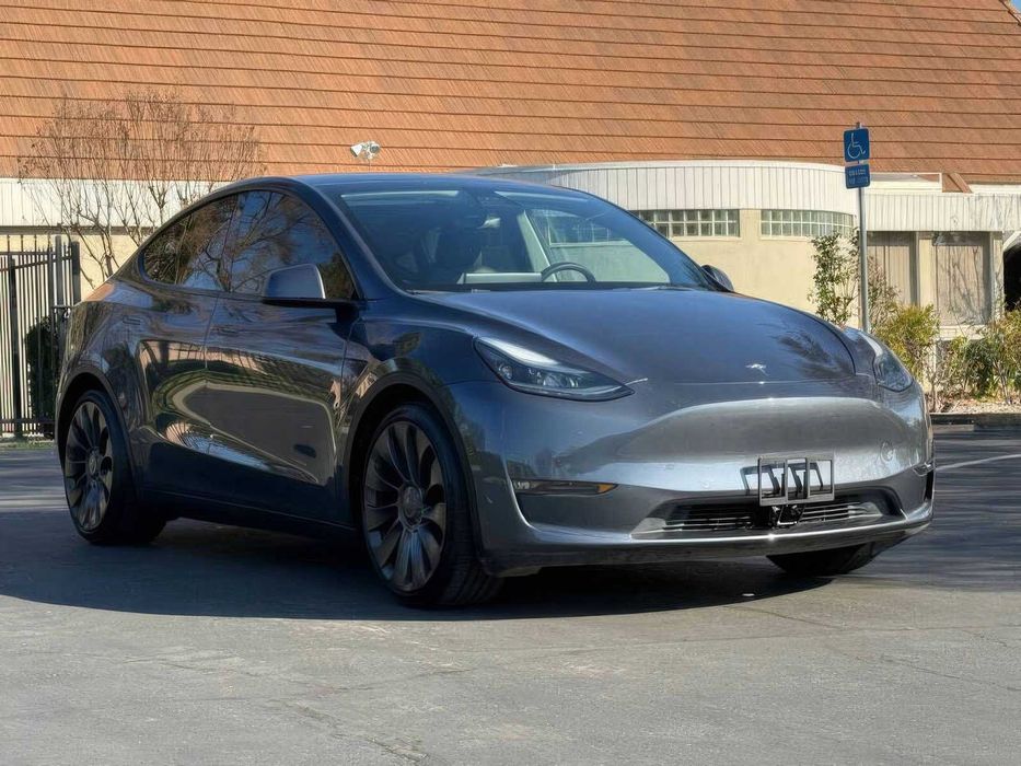 Tesla Model Y      2022