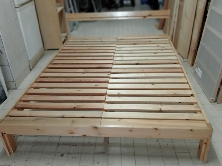 Cama de casal em madeira