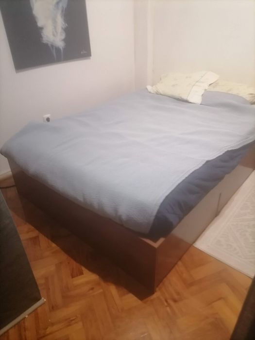 Cama, colchão e guarda fatos