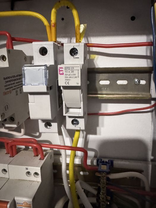 Предохранители для выделянной  линии аппаратуры. ETI Словакия.