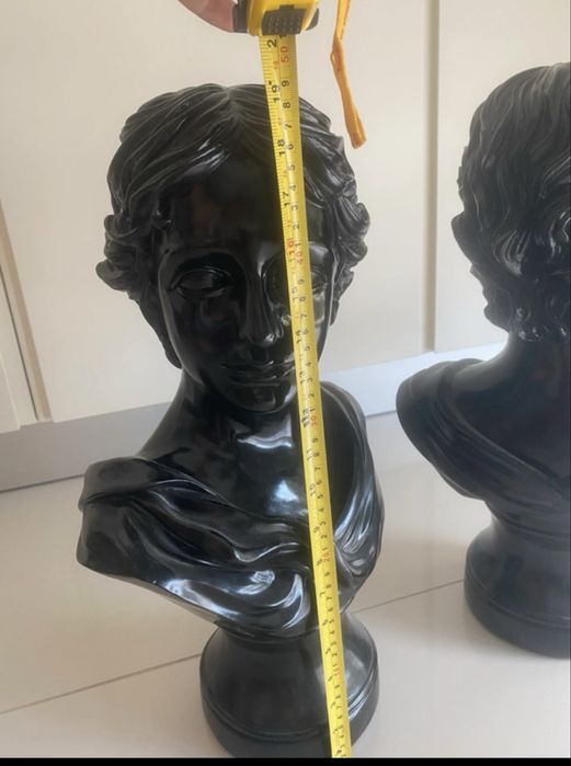 Dois Bustos pretos lacados