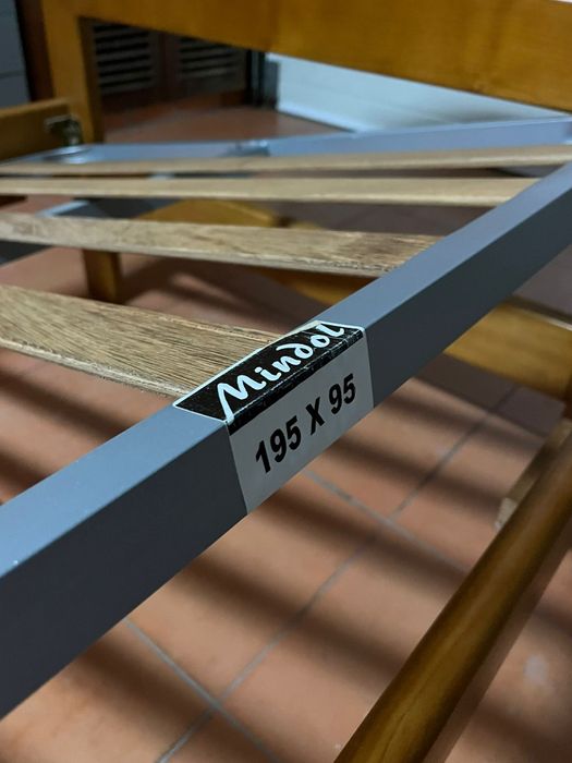 Cama individual madeira e mesa cabeceira