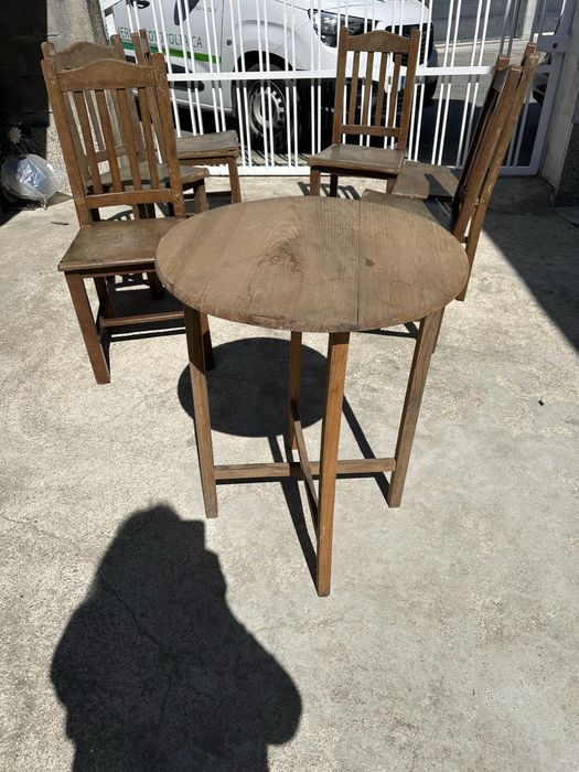 Vendo 6 cadeiras em madeira e mesa pequena