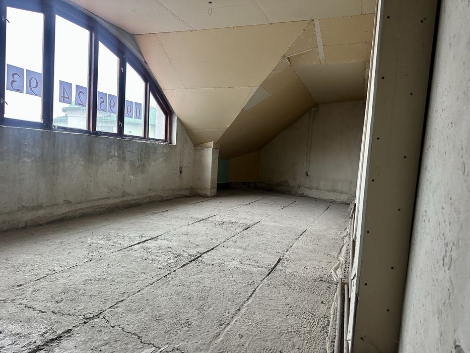 Продається простора квартира площею 173.8 м.кв., вул. Федьковича 7А