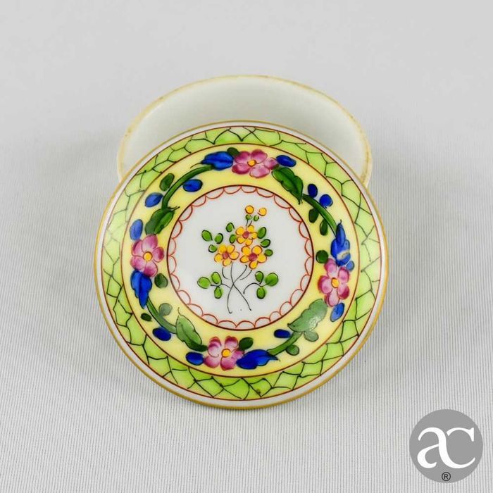 Caixa redonda em porcelana europeia, pintada à mão