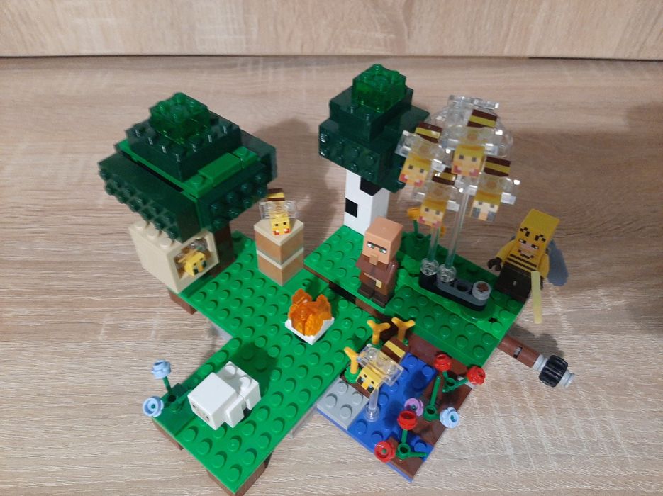 LEGO Minecraft 21165 Farma pszczół + LEGO 21141 Jaskinia Zombie